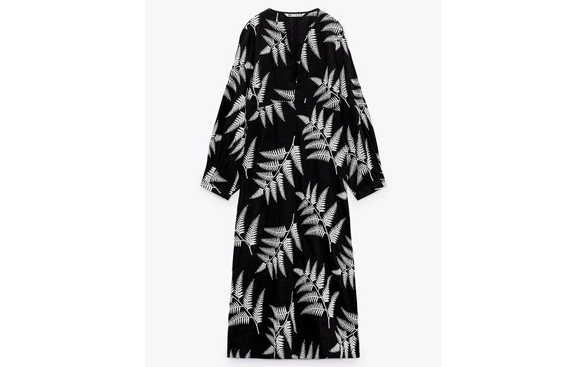 Vestido de lino con bordados de palmeras de Zara, 59,95 euros.