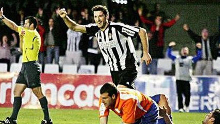 Toché celebra davant de Jorquera i Bernaus un gol al Girona en el 4-1 el curs 2009-10.