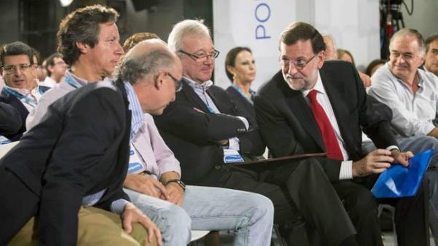 Rajoy critica la &quot;mezquindad&quot; de Mas por involucrar a funcionarios en el 9-N