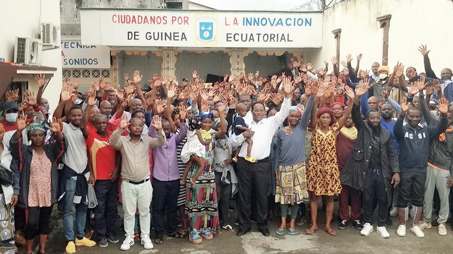 Gabriel Nsé Obiang, con camisa blanca, junto a los militantes del partido opositor al régimen Ciudadanos por la Innovación de Guinea Ecuatorial.