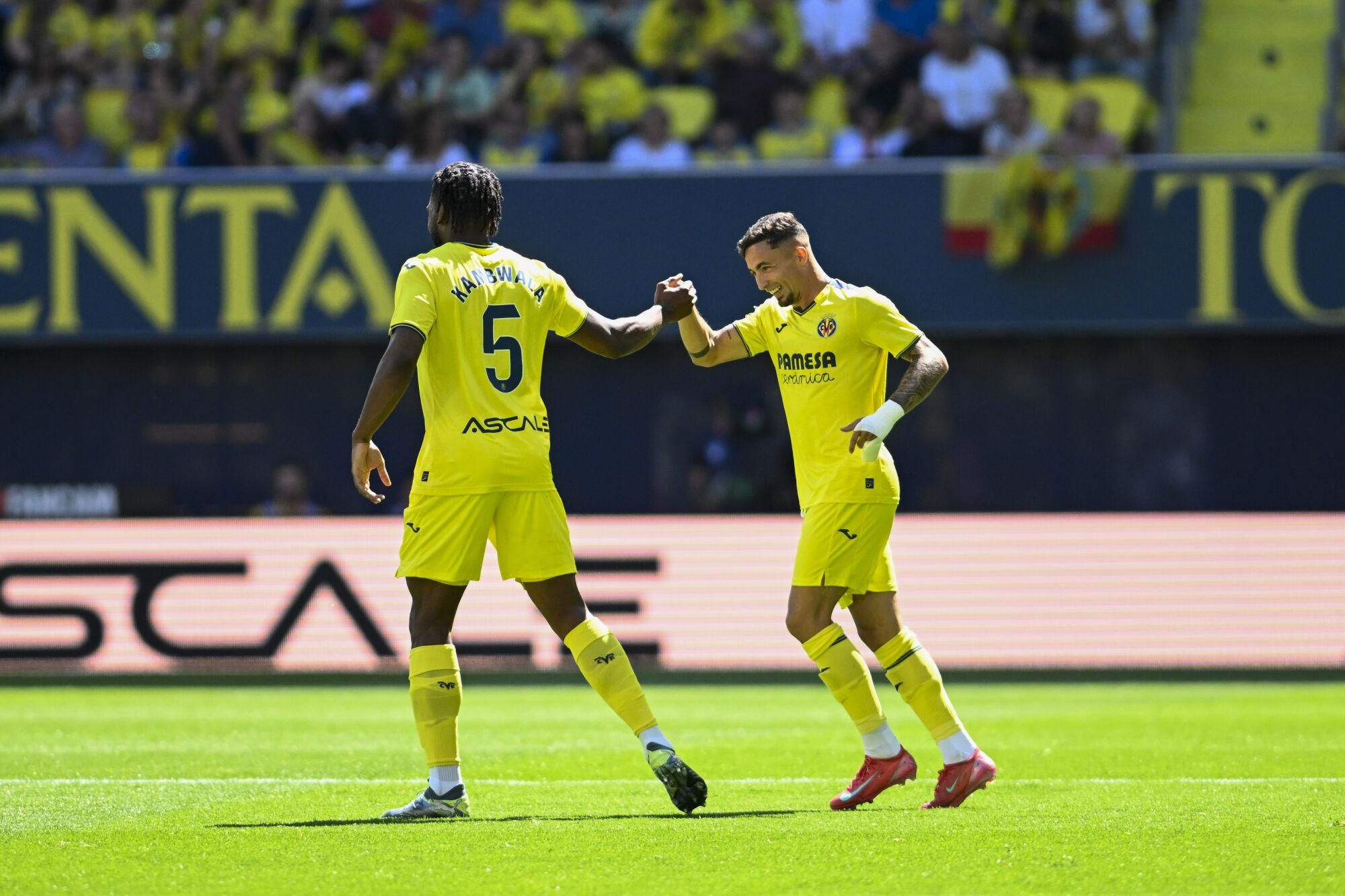VILLARREAL (CASTELLÓN), 25/05/2025.- El delantero del Villarreal Yéremy Pino (d) celebra tras anotar el primer gol del equipo este domingo, durante el partido de la jornada 38 de LaLiga EA Sports, que Villarreal y Sevilla disputan en el Estadio de la Cerámica. EFE/ Andreu Esteban