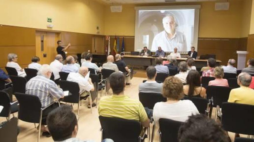 Imagen de archivo de una mesa redonda en la que se analizó la figura de José Miguel Iribas.