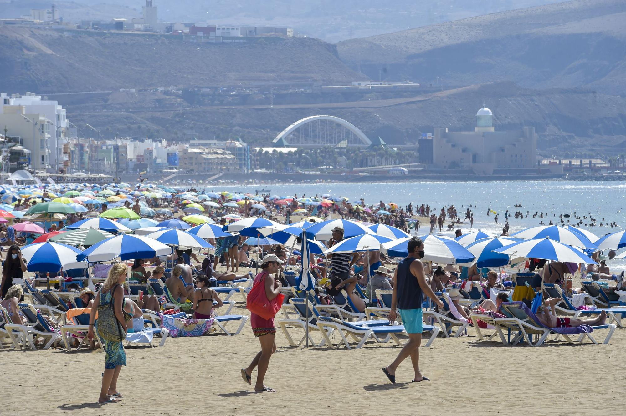 Lleno en la playa de Las Canteras en el último domingo de agosto