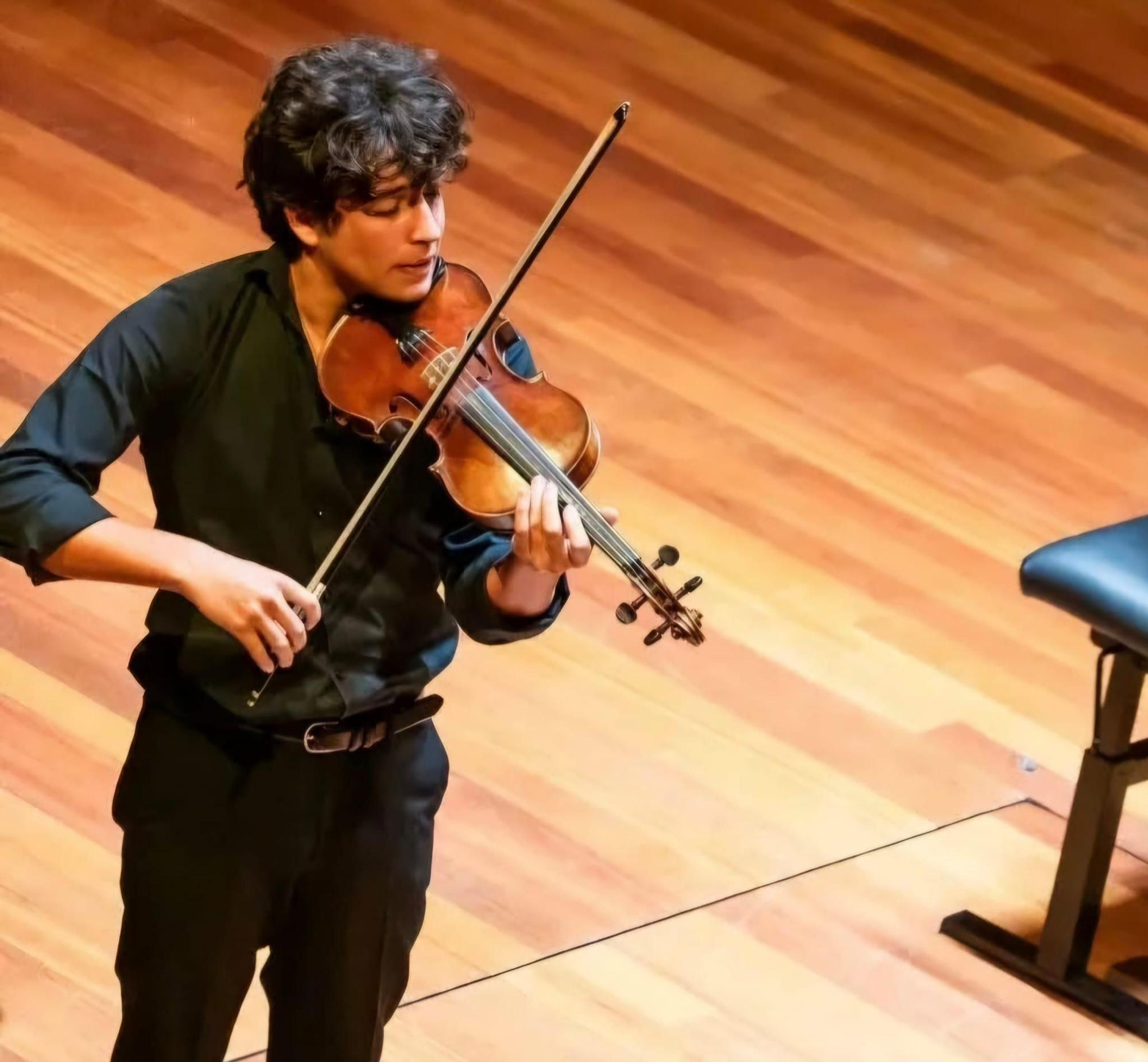 Alonso Ferrera Vidigal tocando el violín.