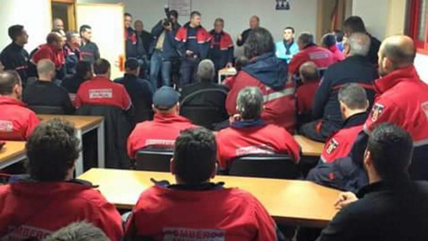 Un momento de la asamblea celebrada ayer en el Parque Infante.