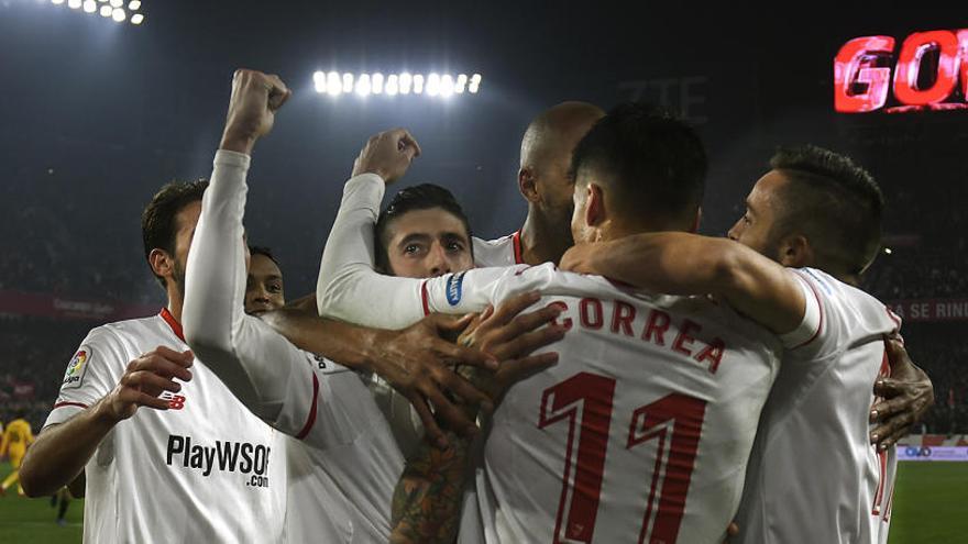 Los jugadores del Sevilla celebran uno de los goles.