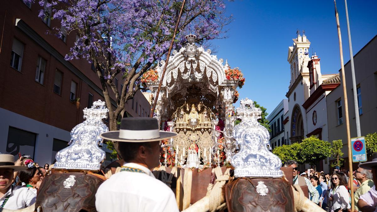 Vídeo | La Hermandad del Rocío de La Macarena en la calle Castilla de Sevilla