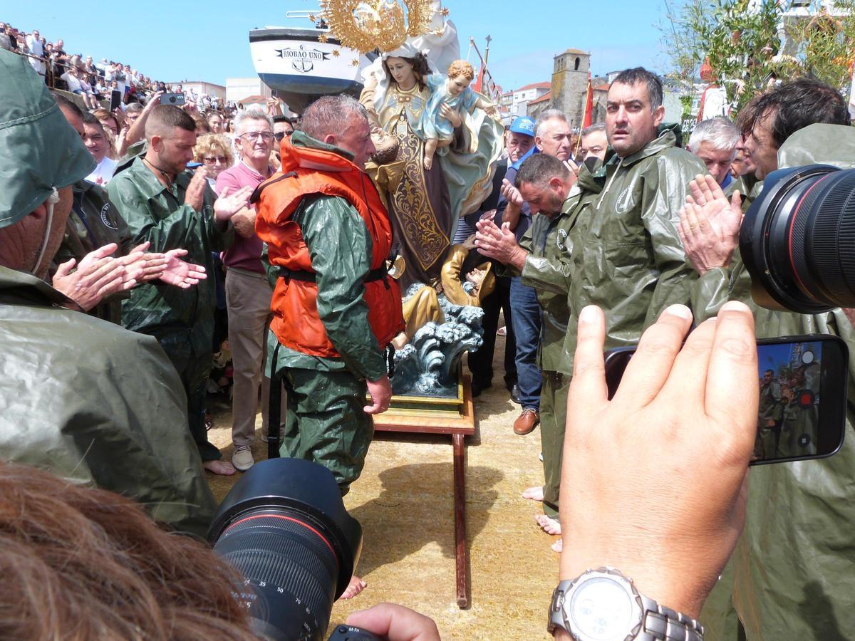 Milagre en Laxe: a Virxe do Carme resucita a un mariñeiro na recreación do Naufraxio Milagre en Laxe: a Virxe do Carme resucita a un mariñeiro na recreación do Naufraxio