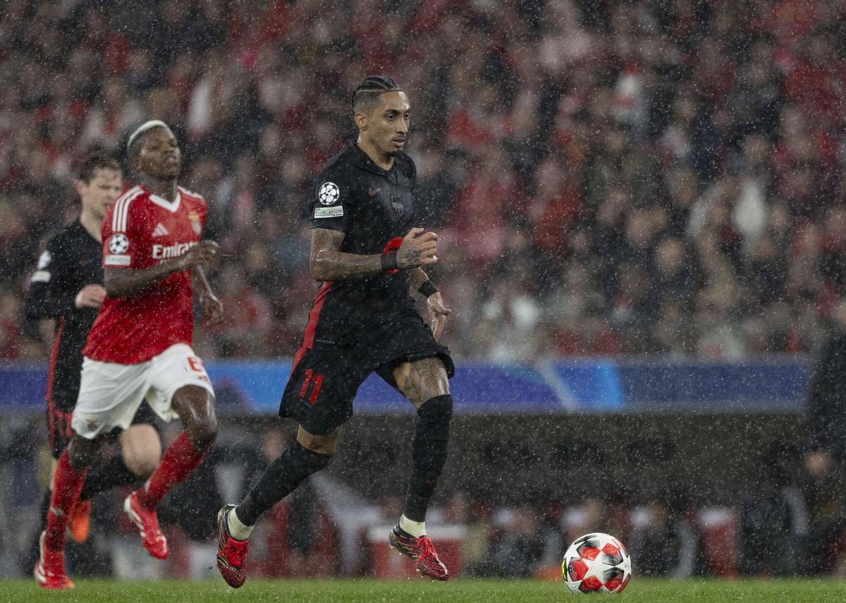 Raphinha en el partido Benfica-Barça de la Jornada 7 de la liguilla de la Champions League