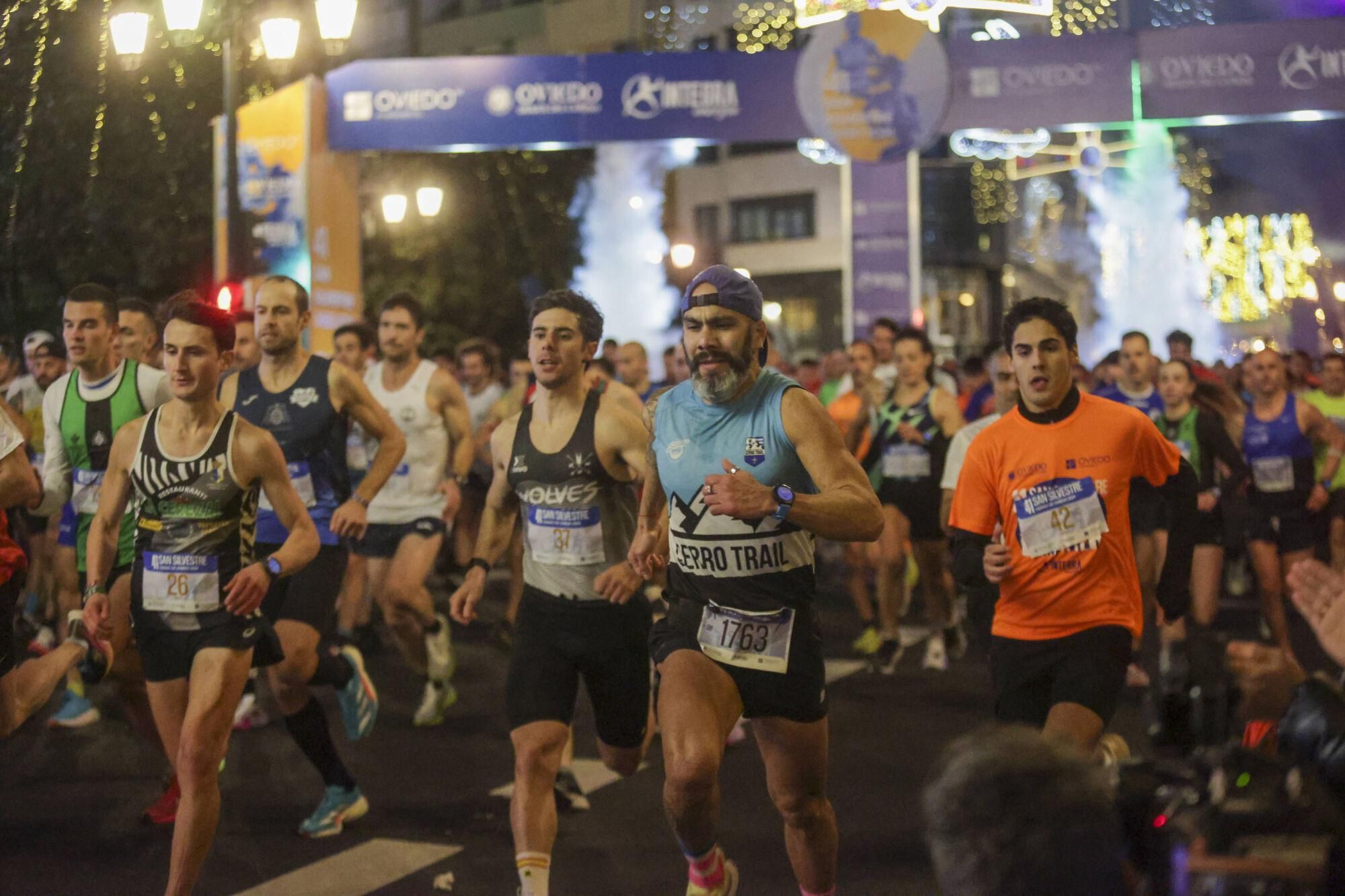 EN IMÁGENES: Alejandro Onís y Mariam Benkert saltan del segundo al primer puesto en la San Silvestre de Oviedo