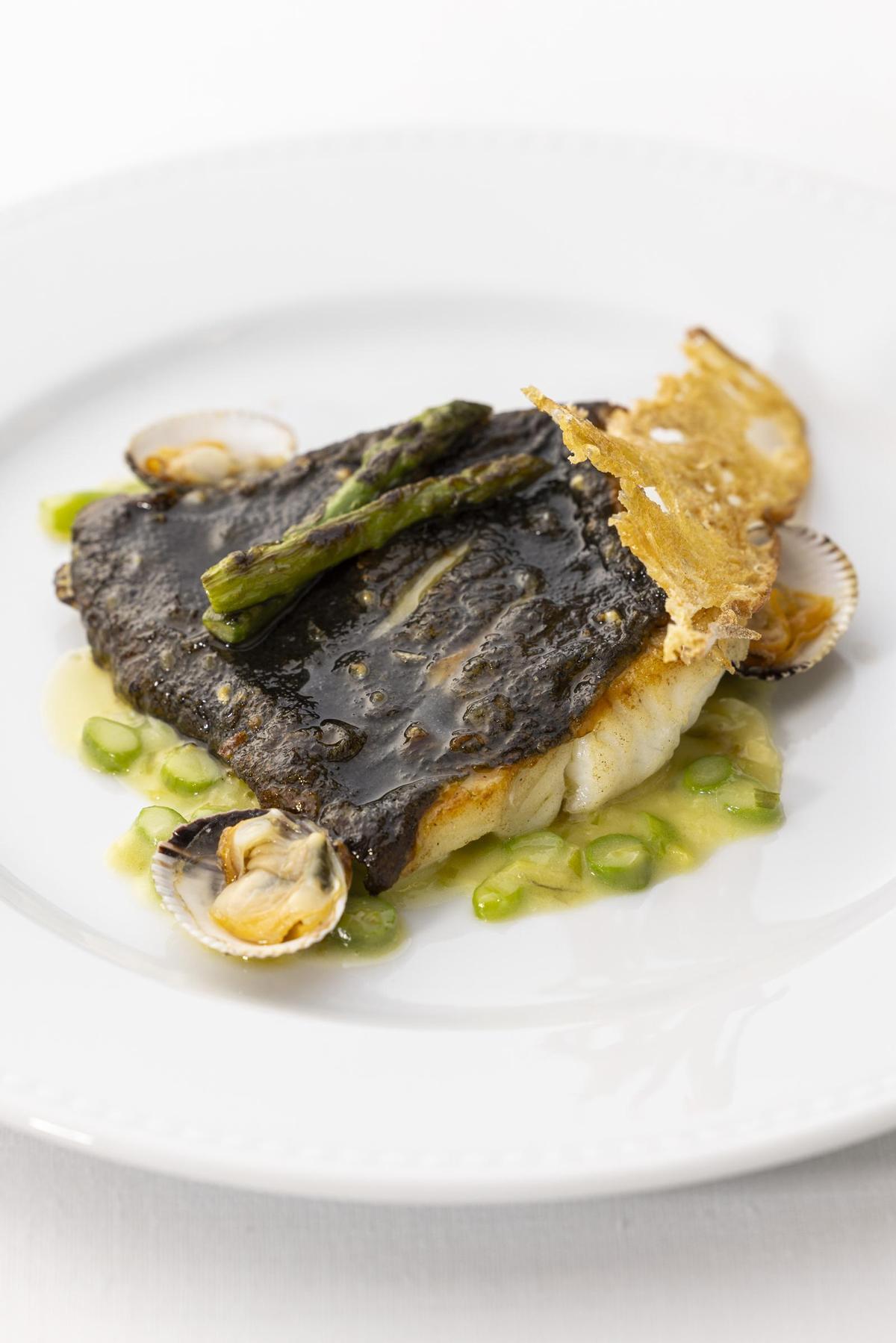 Rodaballo salvaje asado con berberechos de la ría gallega en salsa de ajo tierno en Casa Felisa.