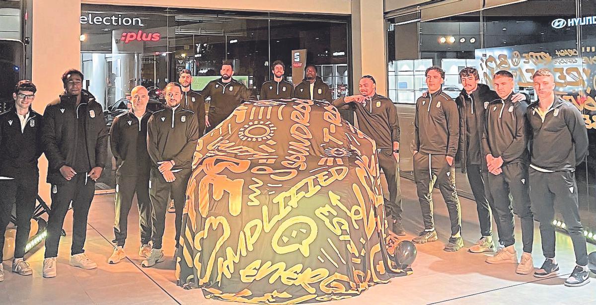 Los jugadores del FC Cartagena CB posan momentos antes de la presentación del  T-Roc el pasado jueves en las instalaciones de Volkswagen Huertas Motor de Cartagena