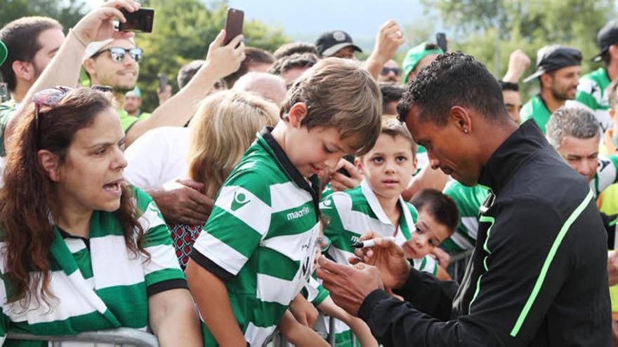 Nani firma autógrafos en su regreso