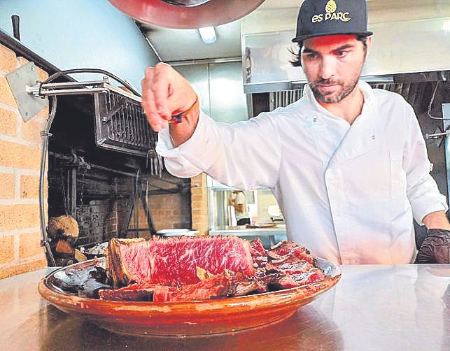 Javier Jerez, ultimando el toque de sal a la carne.