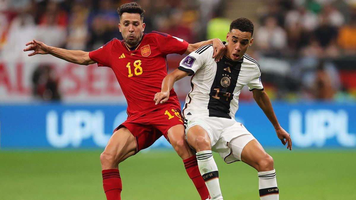 FIFA World Cup 2022 - Group E Spain vs Germany. Jordi Alba pugna en un duelo con Jamal Musiala.