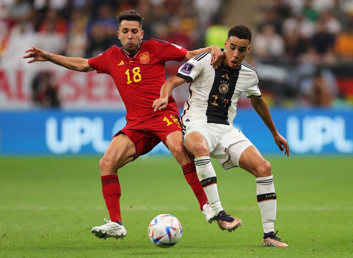 Jordi Alba pugna en un duelo con Jamal Musiala.