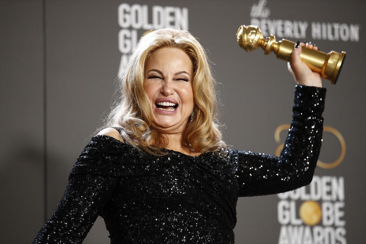 La actriz Jennifer Coolidge, eufórica tras ganar el premio a Mejor Actriz de Reparto en Televisión por su trabajo en ’The White Lotus.