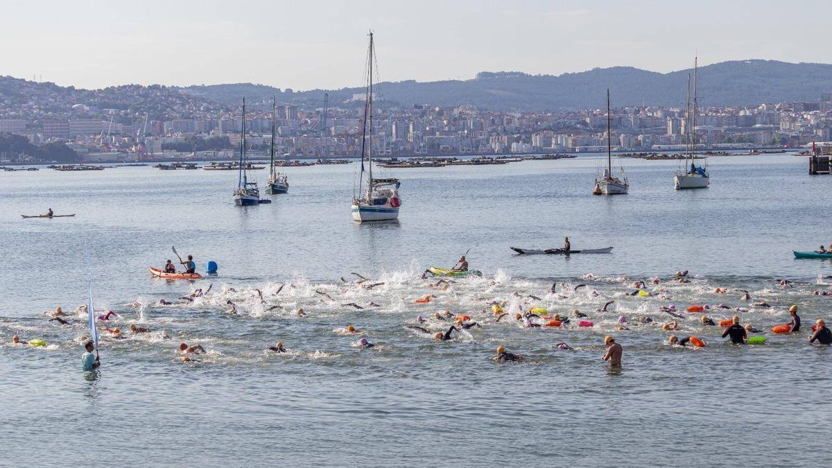 Un momento de los participantes en plena carrera en aguas de la Ría de Vigo.