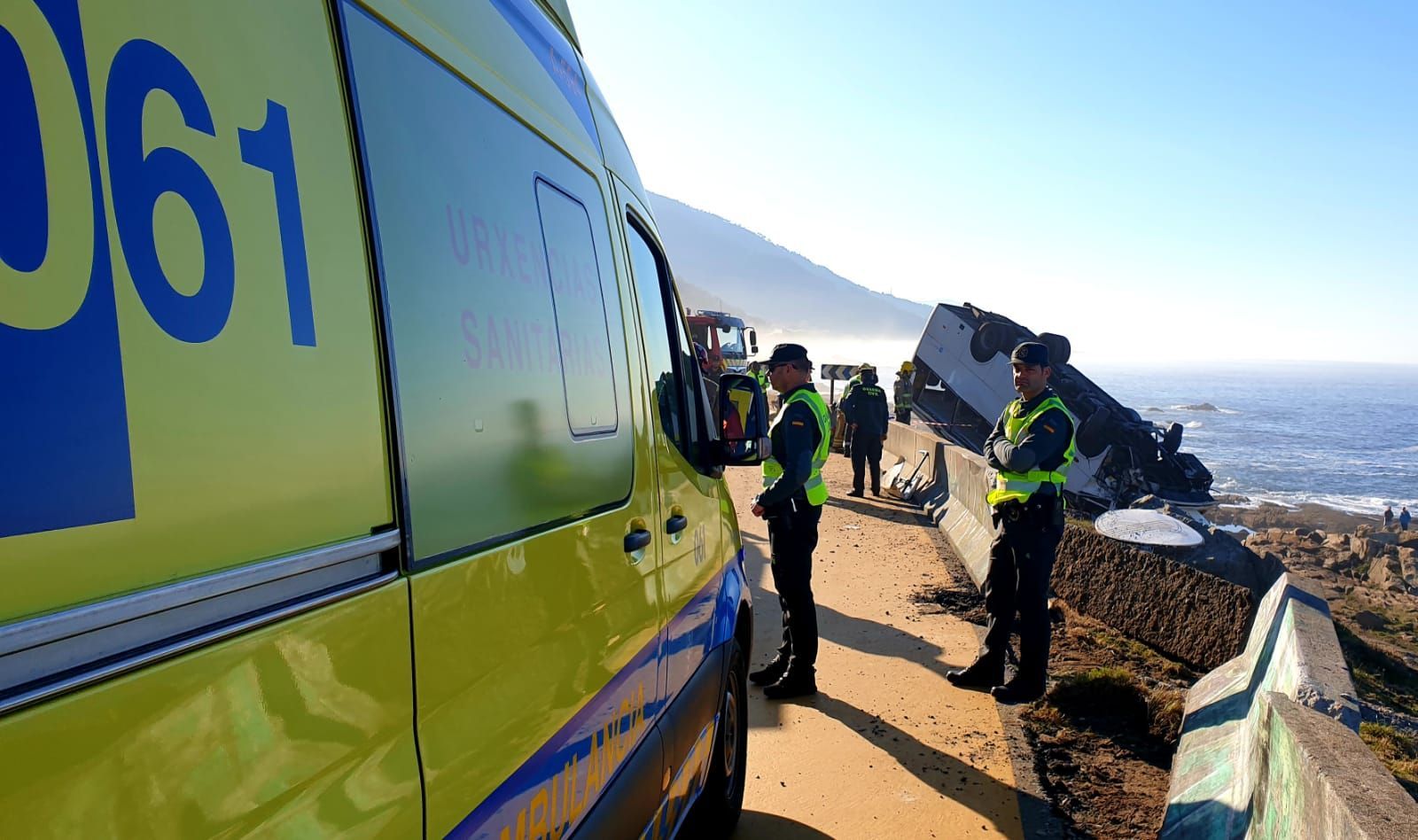 Cuatro heridos tras volcar un bus que quedó 'colgado' en las rocas de cabo Silleiro