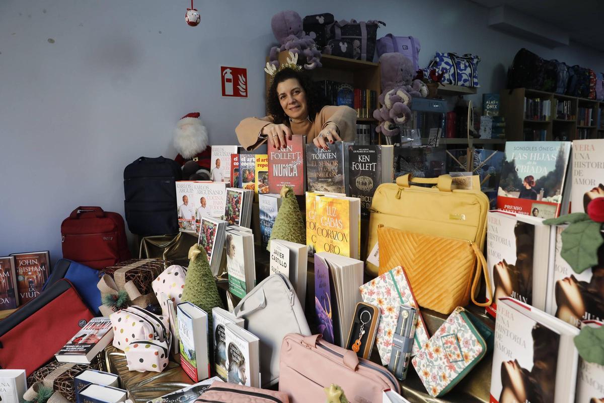 Los comercios de La Calzada animan la Navidad con sus escaparates de concurso (en imágenes)