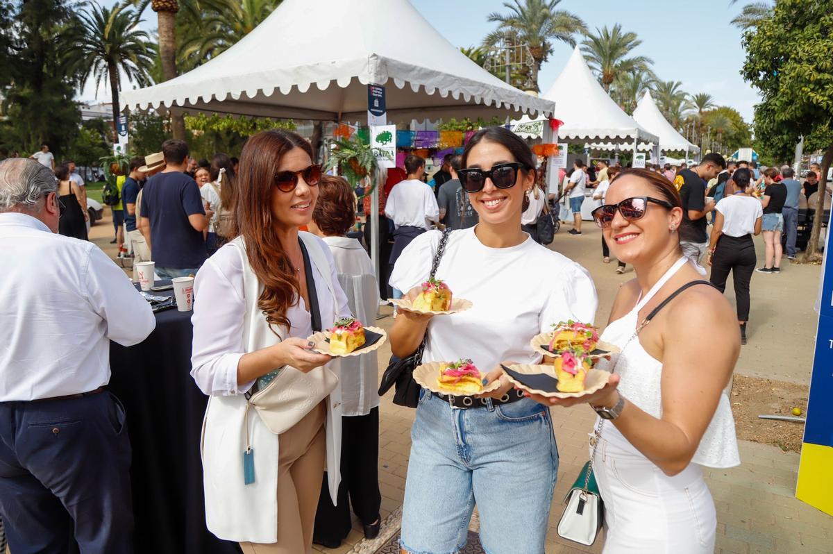 Tres jóvenes disfrutan de una de las tapas del Califato in the Street.