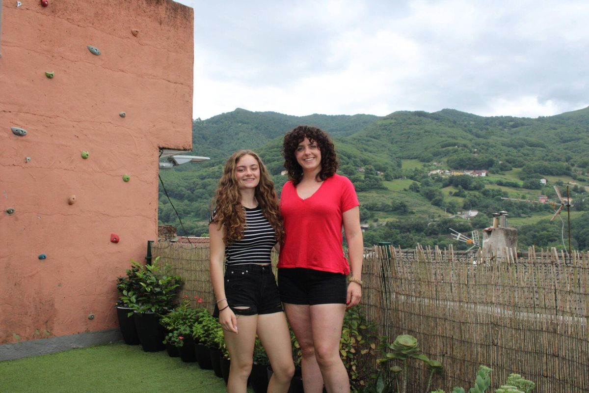 María Montero e Iris Pascual en su casa de Caborana Aller aumento de población nuevos vecinos