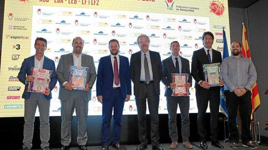 Arnau (esquerra), amb els directius dels clubs catalans, el secretari general de l&#039;Esport i el president Joan Fa