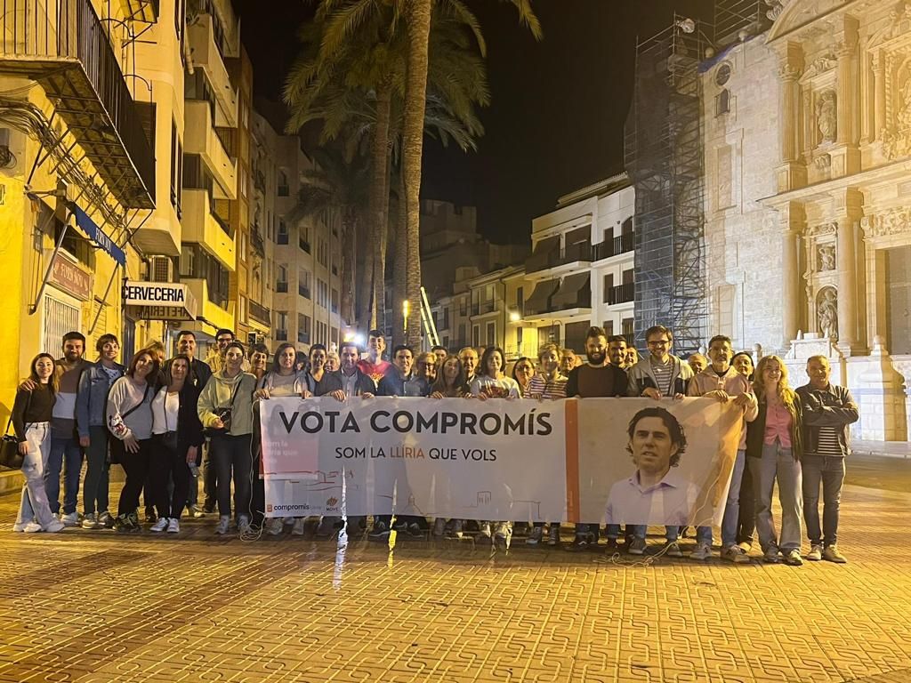 Noche de cuelga de carteles electorales en Camp de Túria