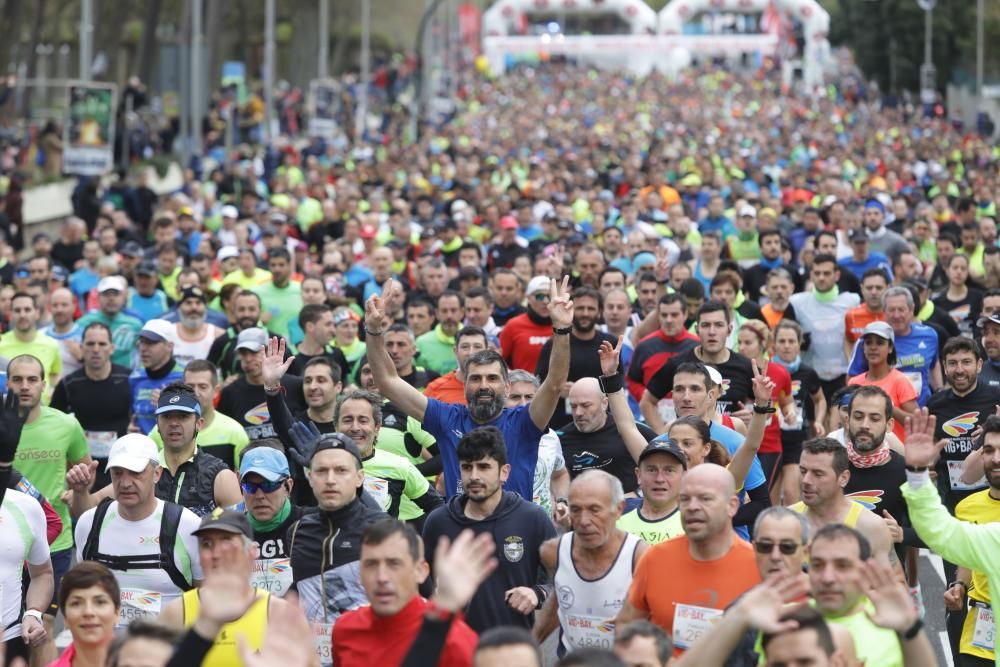 Más de 4.000 corredores toman la salida en Samil del medio maratón.