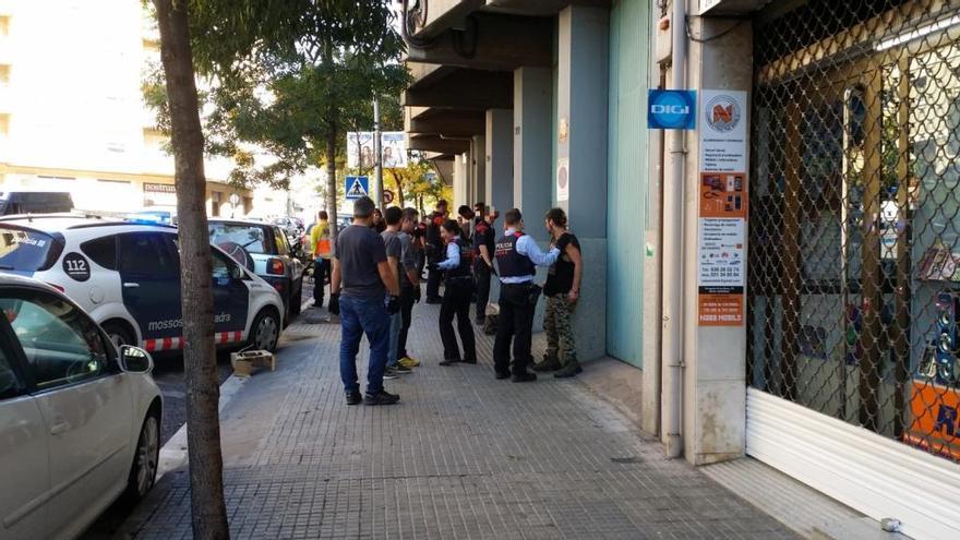 Mossos al lloc dels fets, aquest dimecres a la tarda, amb el detingut (a la dreta)