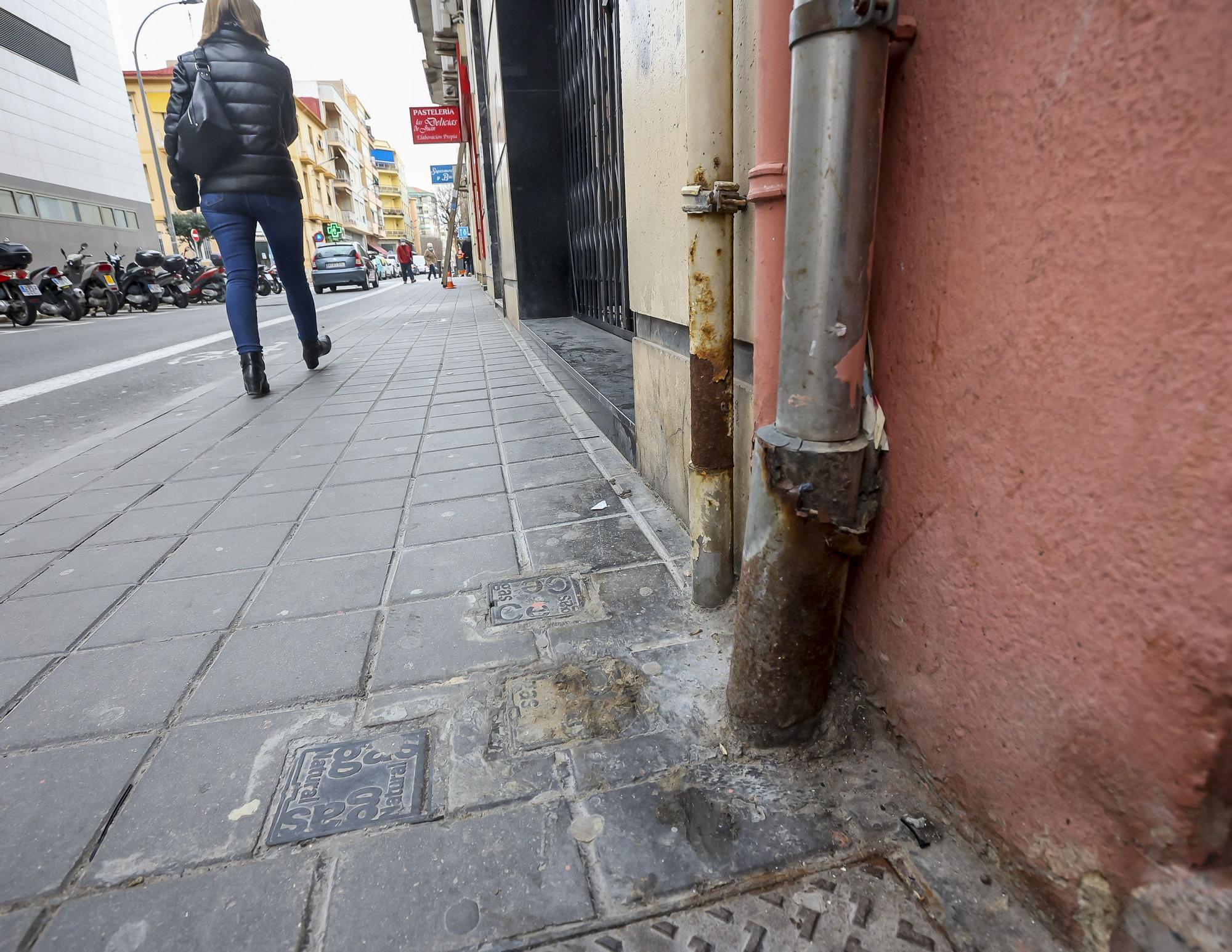 Las palomas y la suciedad toman el barrio de Benalúa