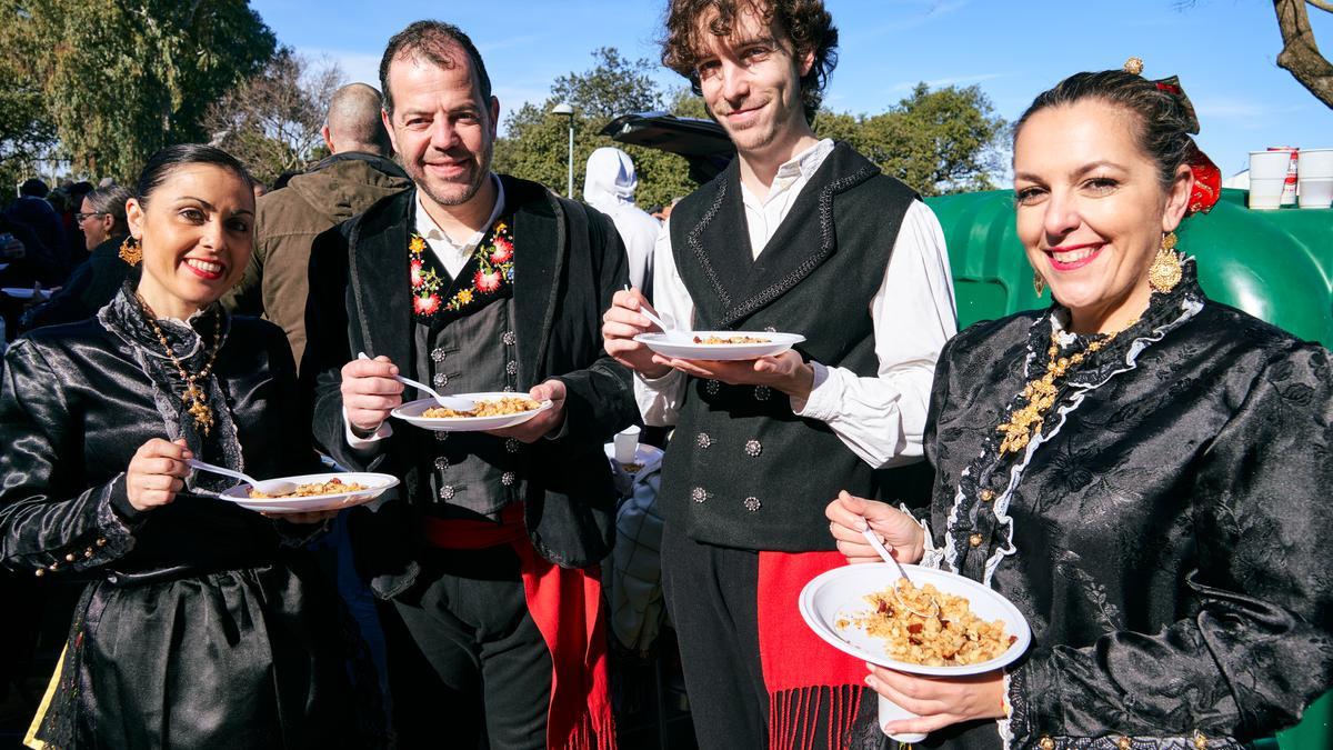 Baile, migas y tradición. La Romería de los Santos Mártires regresa al Paseo Alto.