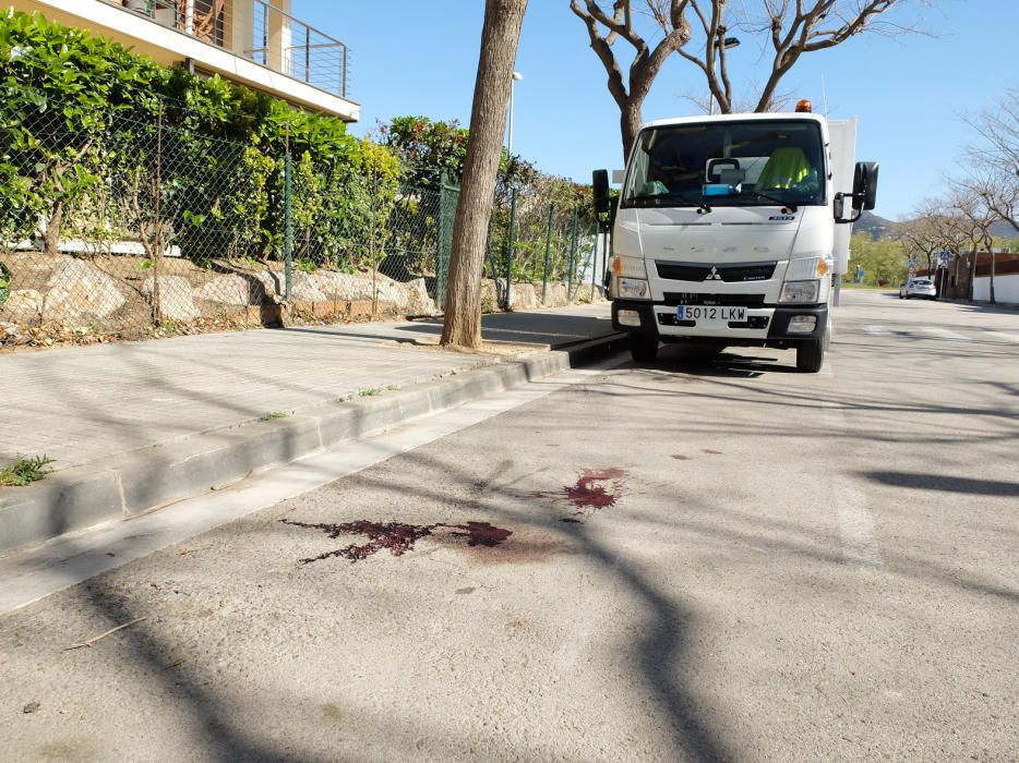 Restes de sang al carrer de Roses on hi havia el vehicle aparcat amb el cadàver