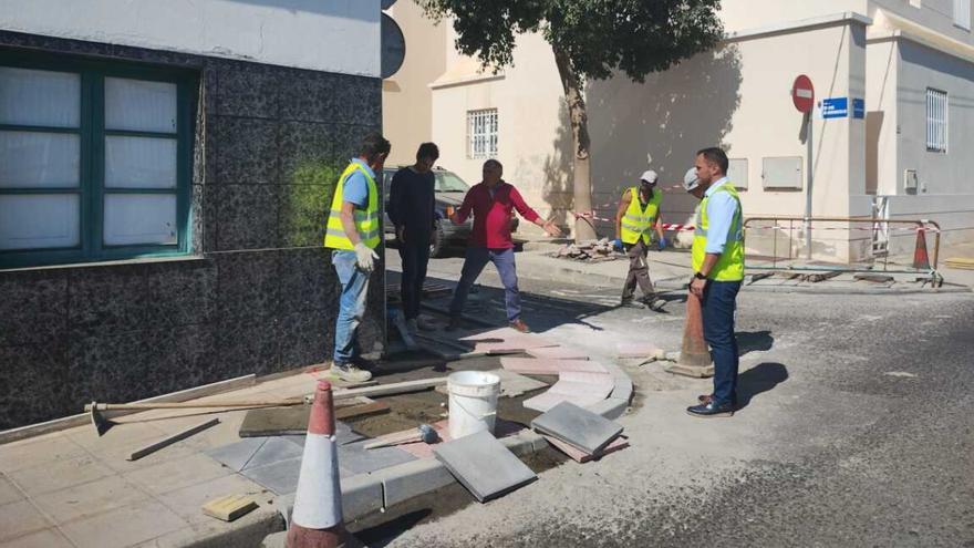 Arrecife suprime las barreras en 300 pasos de peatones de un centenar de calles