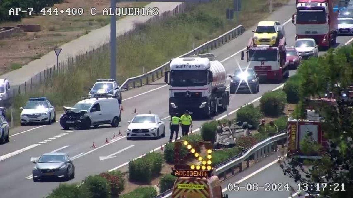 Lugar del accidente en el que puede apreciarse la presencia de un vehículo volcado en la mediana.