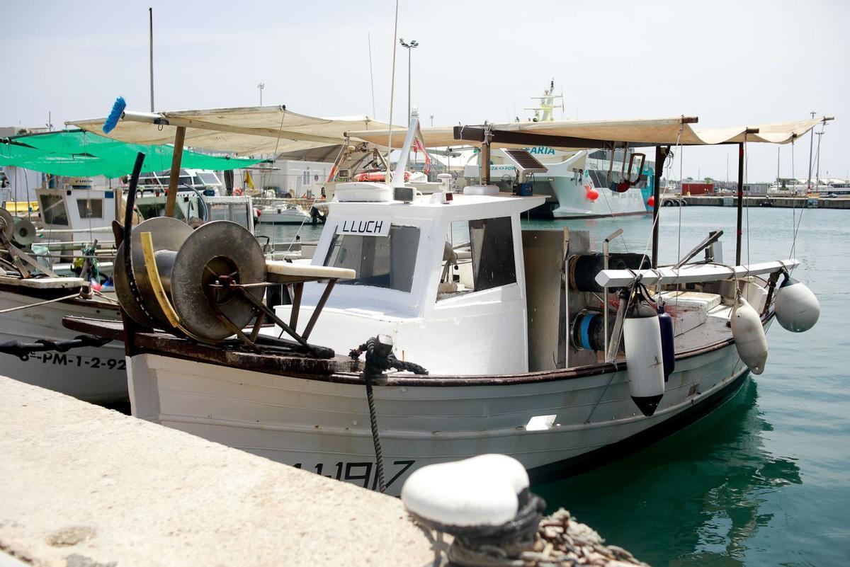 ‘Lluch’, la embarcación de Sandra Planells, atracada en el muelle, frente a la sede la Cofradía de Pescadores de Eivissa.  | TONI ESCOBAR