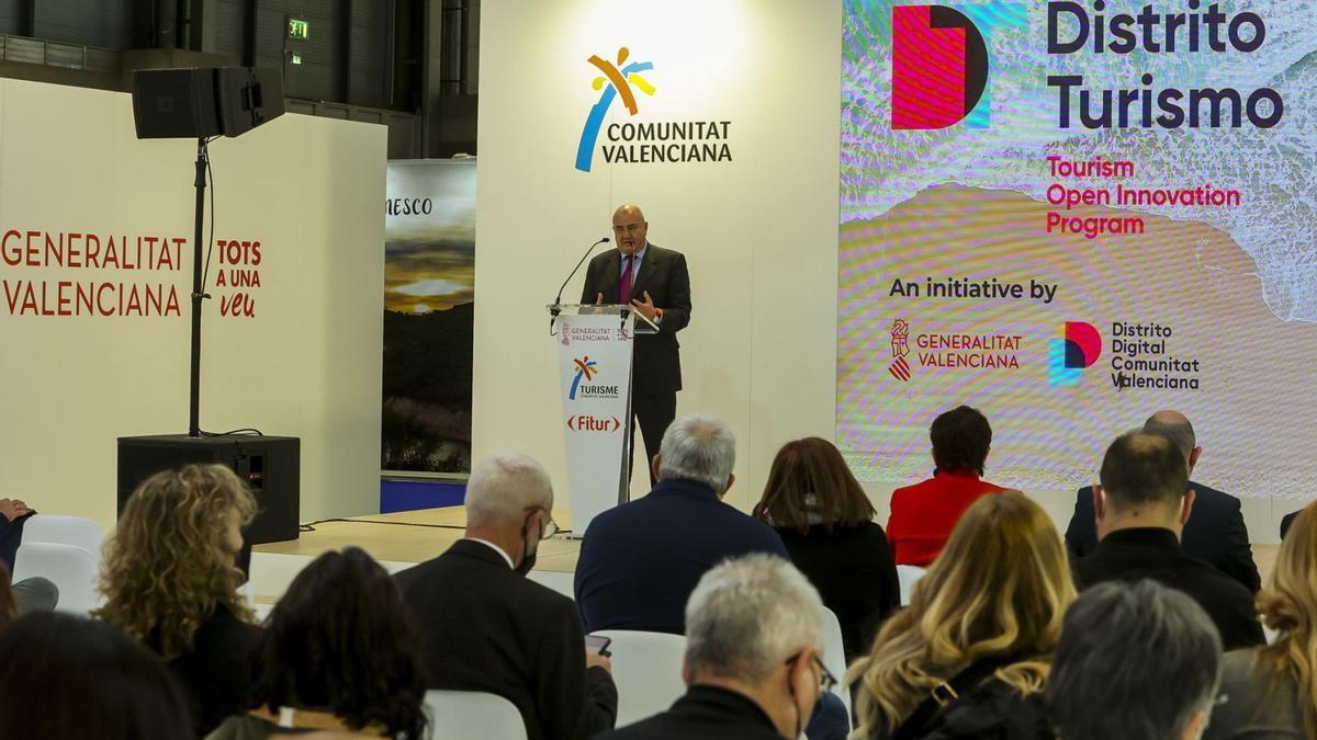 Antonio Rodes, ayer, en un instante de su presentación en la plaza central del stand de la Comunitat Valenciana en Fitur. | HÉCTOR FUENTES