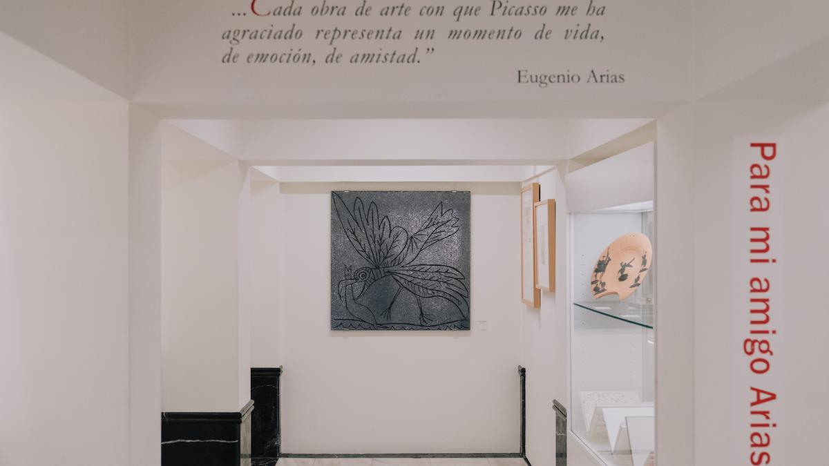 Interior del Museo Picassso. Colección Eugenio Arias de Buitrago del Lozoya con el cagafierro &quot;Pájaro del progreso&quot;. al fondo.