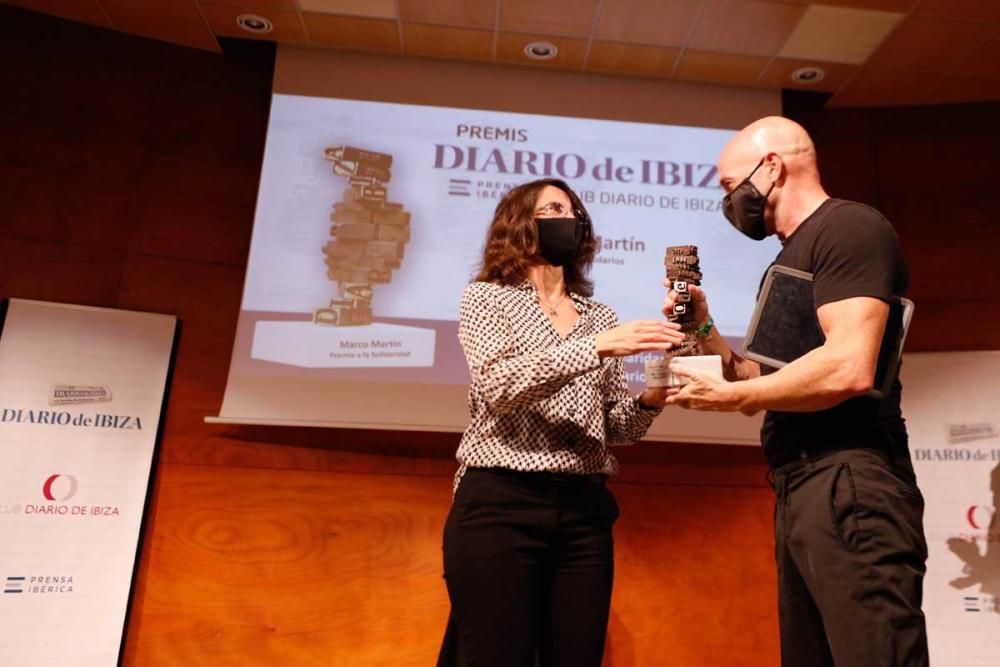 Cristina Martín, directora de Diario de Ibiza entrega el Premio a la Solidaridad a Marco Martín, impulsor de Carritos Solidarios.