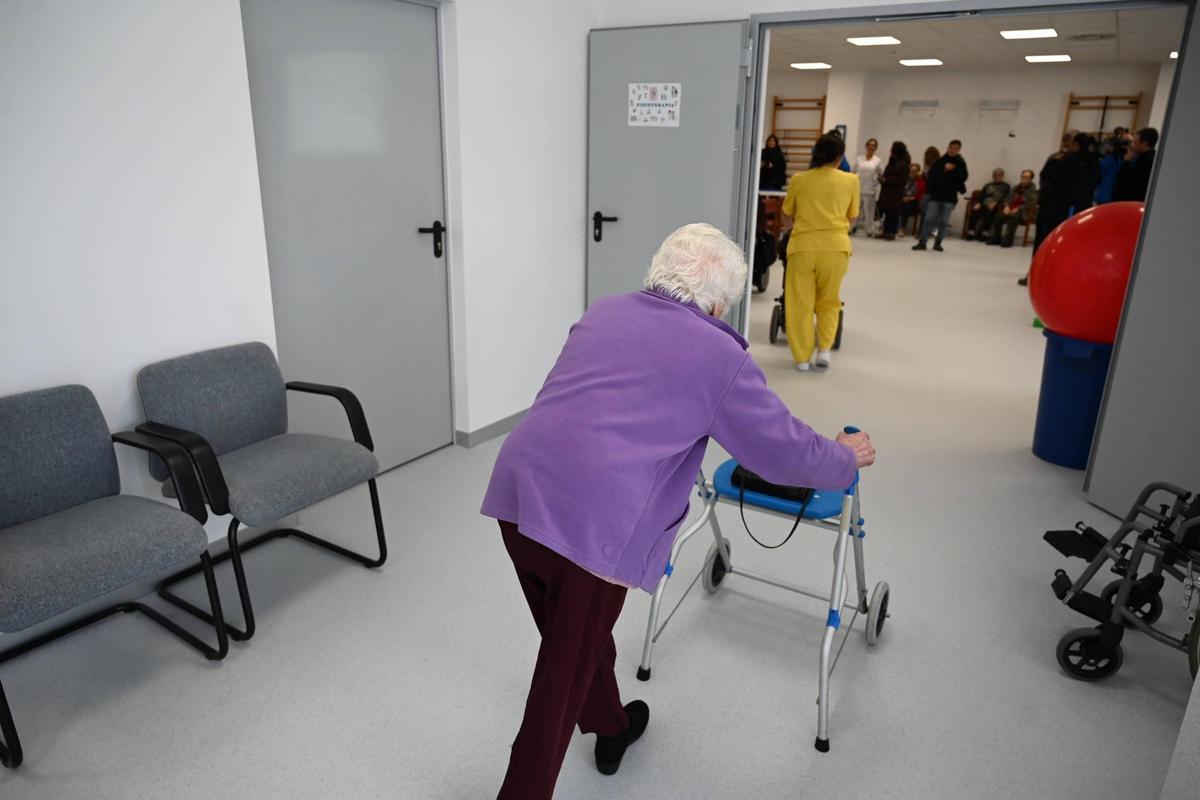 Una mujer mayor en una residencia.