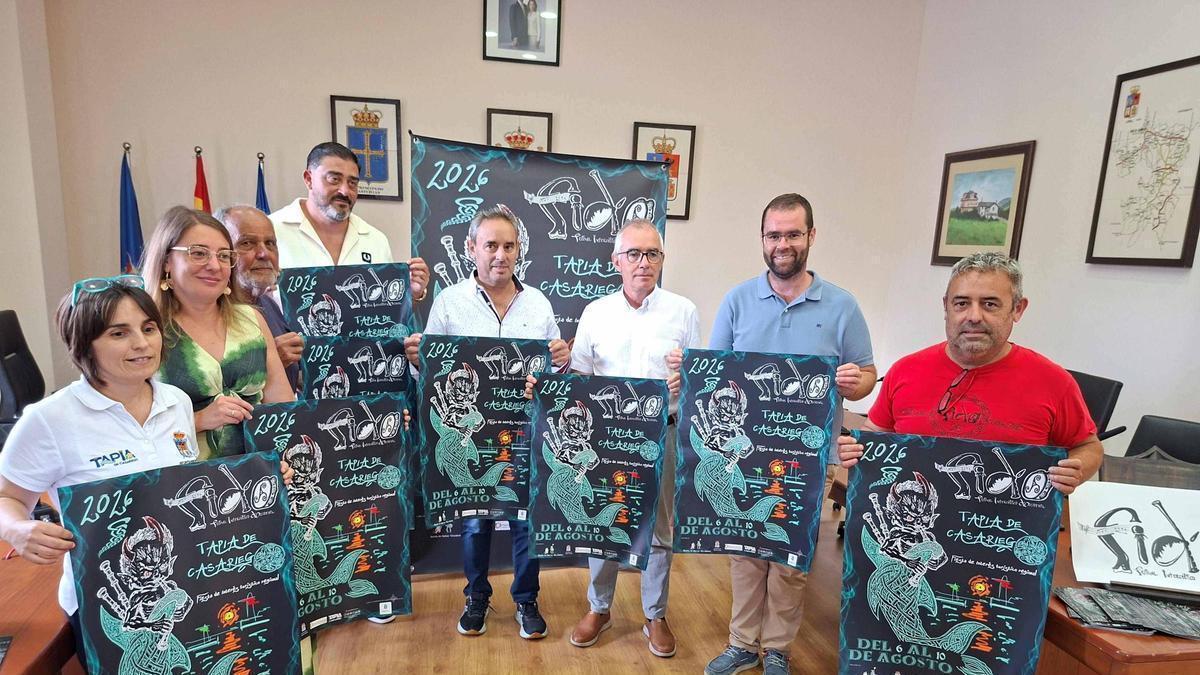 Por la izquierda, Carolina Álvarez, Salomé Sánchez, Ramón Menéndez, Jesús Fernández, Martín F. Cascudo, Antón García, Pedro Fernández y Luis F. Cascudo.