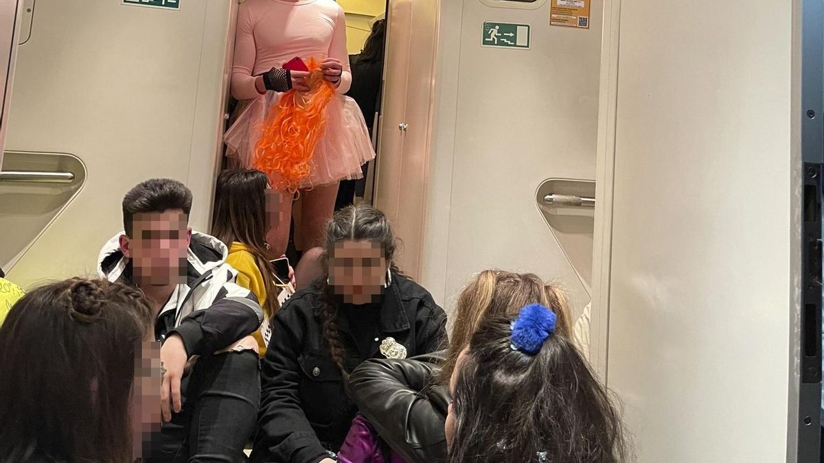 Jóvenes viajan en los pasillos en el tren la madrugada del domingo.