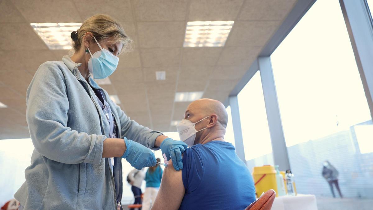 Una persona recibe una vacuna contra el covid.