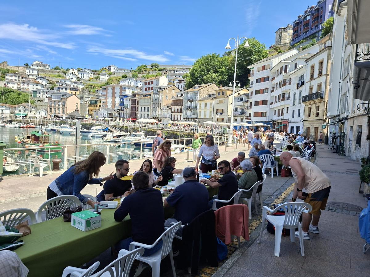 En imágenes: el muelle de Luarca es un hervidero para celebrar su comida en la calle