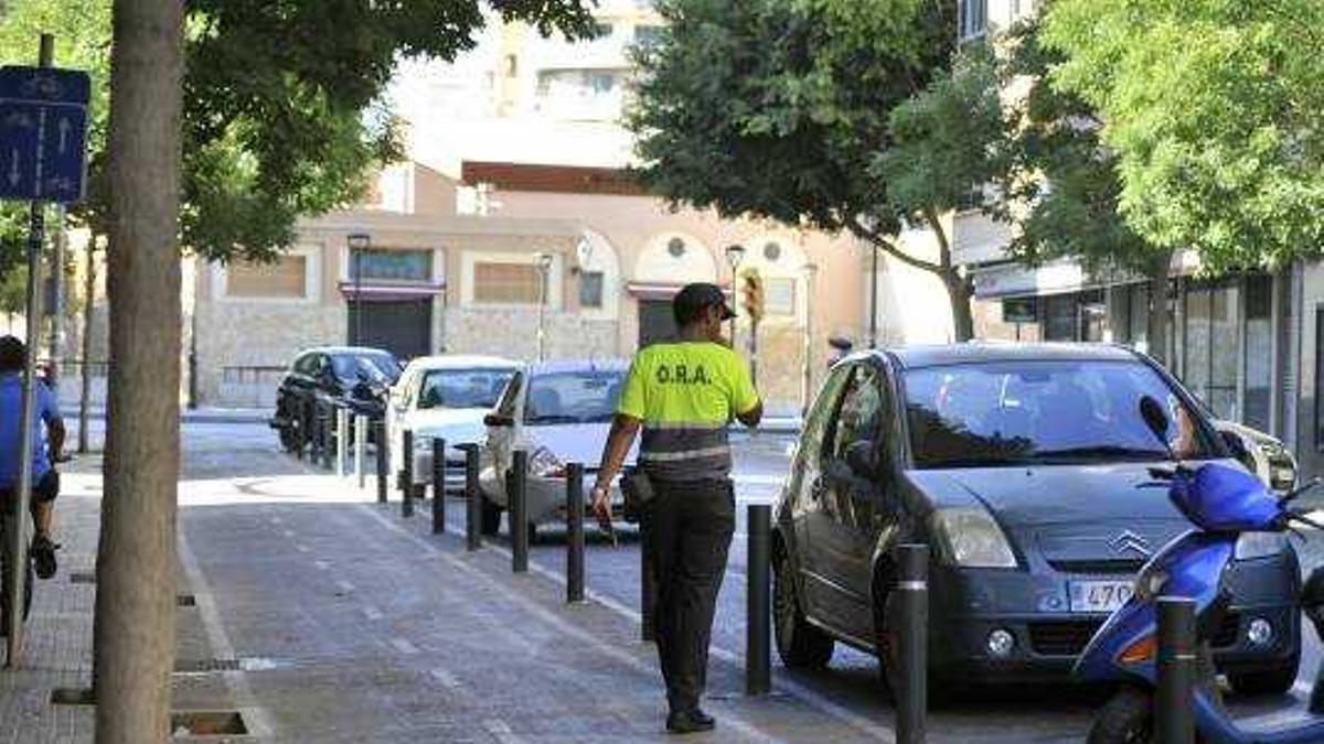 Un agente de la ORA vigila los estacionamientos de pago en la zona de Pere Garau.