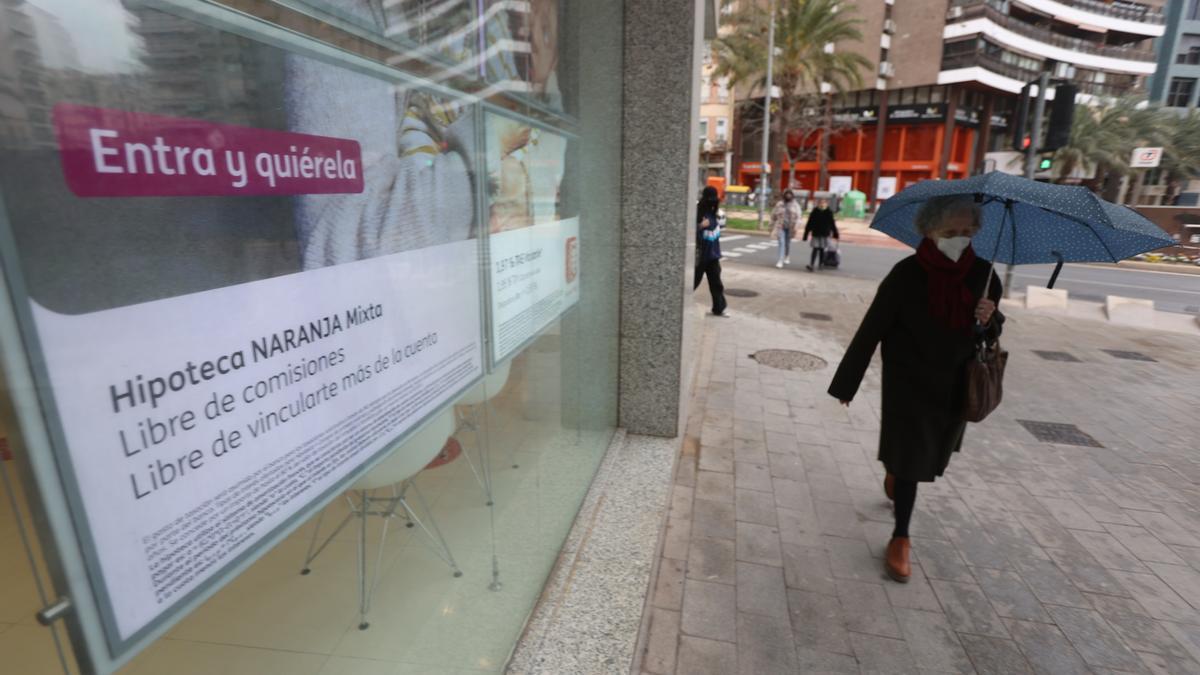 Un cartel anuncia las hipotecas de una entidad en la plaza de Luceros de Alicante.