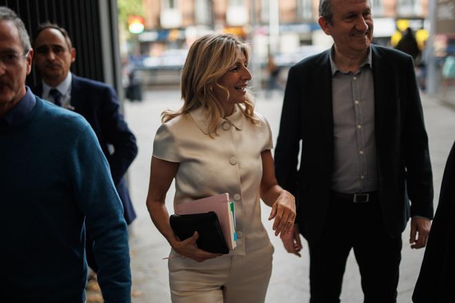 La vicepresidenta segunda y Ministra de Trabajo y Economía Social, Yolanda Díaz y el técnico de hacienda y escritor, Carlos Cruzado, a su llegada a la presentación del libro Los ricos no pagan IRPF, de Carlos Cruzado y José María Mollinedo, en la librería La Central del Museo Reina Sofía, a 24 de abril de 2024, en Madrid (España). ‘Los ricos no pagan IRPF’ es una mirada crítica del déficit de justicia fiscal y la demonización de los tributos que se une al cambio global que defiende disminuir la desigualdad con impuestos. 24 ABRIL 2024;LIBRO;PRESENTACIÓN;MINISTRA;YOLANDA DÍAZ;RICOS;IRPF;HACIENDA;LIBRERÍA;CENTRAL Alejandro Martínez Vélez / Europa Press 24/04/2024 / CARLOS CRUZADO;YOLANDA DÍAZ;Alejandro Martínez Vélez