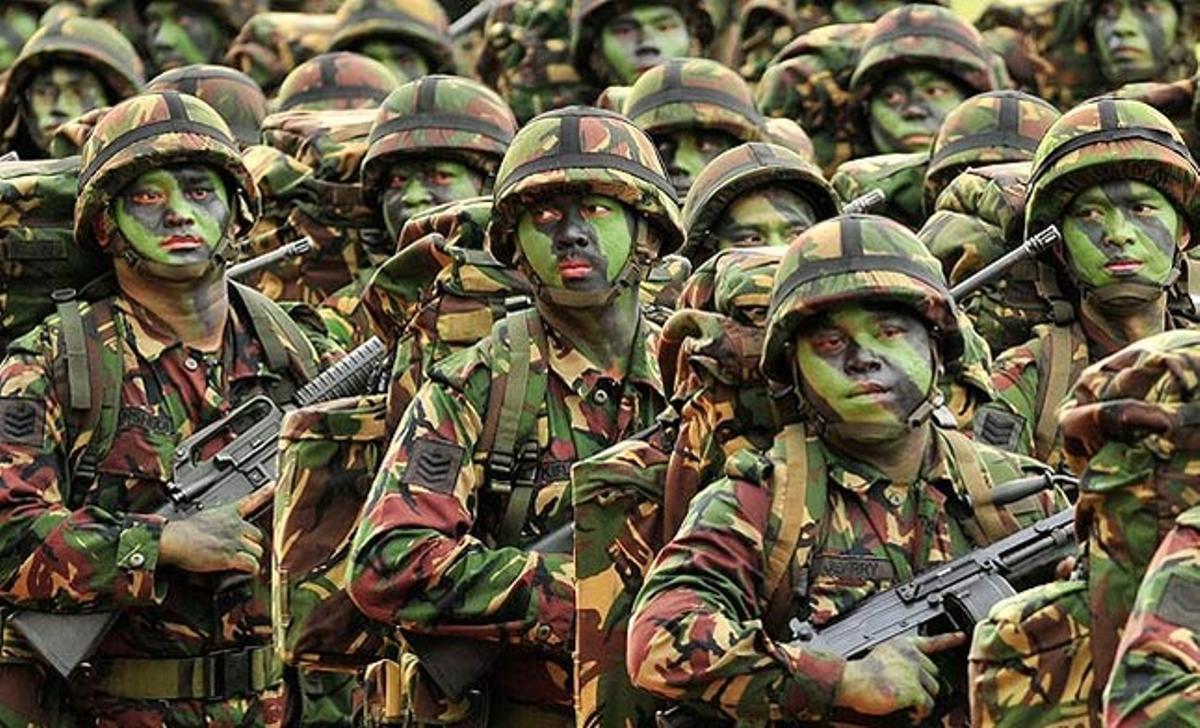 Membres de les forces armades de Brunei, desfilen durant les celebracions del seu dia nacional.