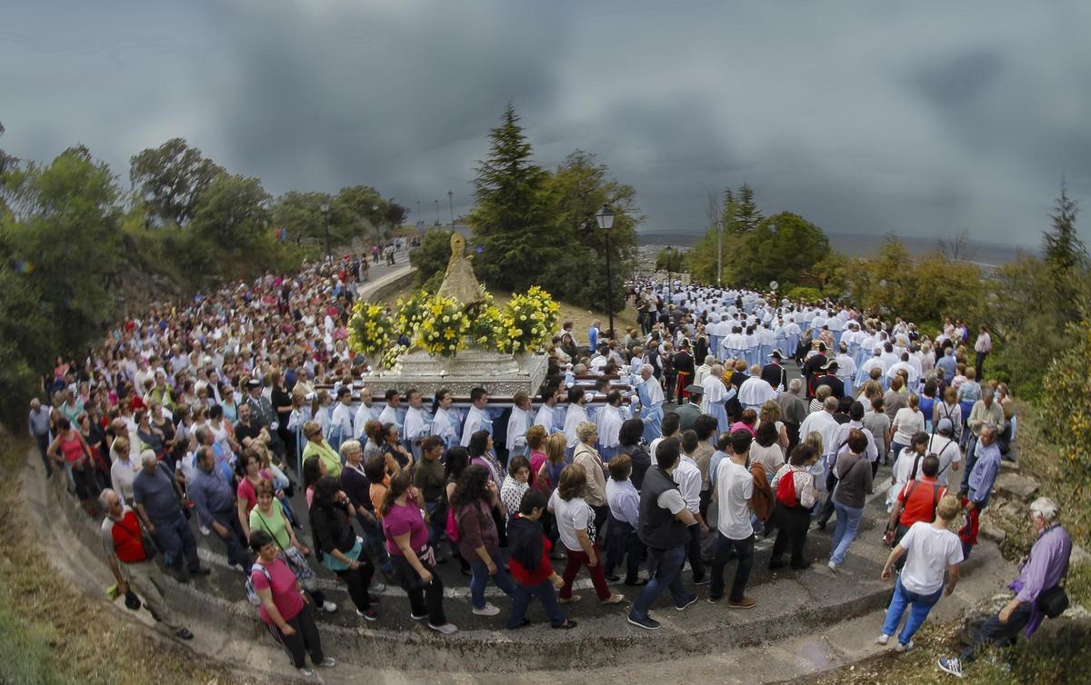 La bajada de la Virgen de la Montaña, en Cáceres.