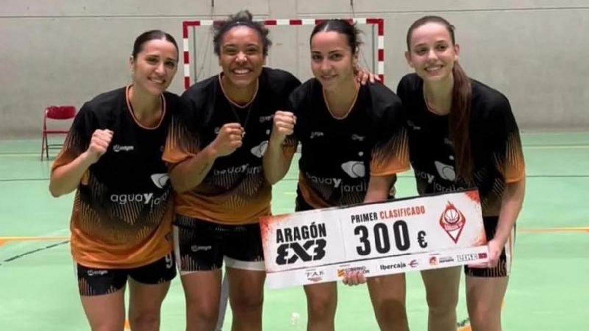 Lahuerta, Oma, Pérez y Ribas, con el cheque de campeonas.